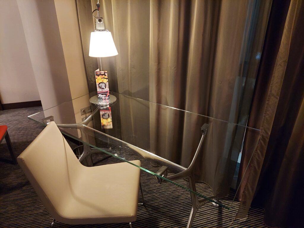 Writing desk in Novotel Barcelona