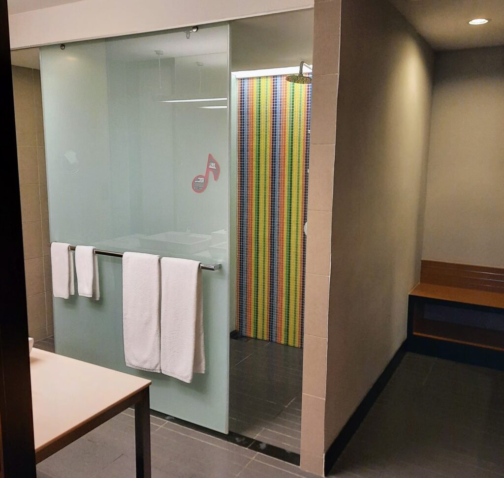 Aloft KL Sentral Breezy Suite - Bathroom