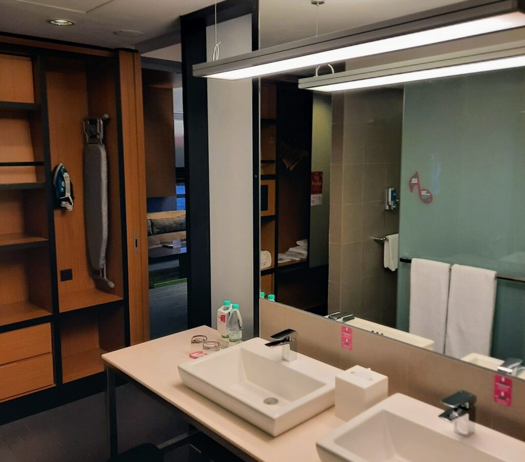 Aloft KL Sentral Breezy Suite - Bathroom