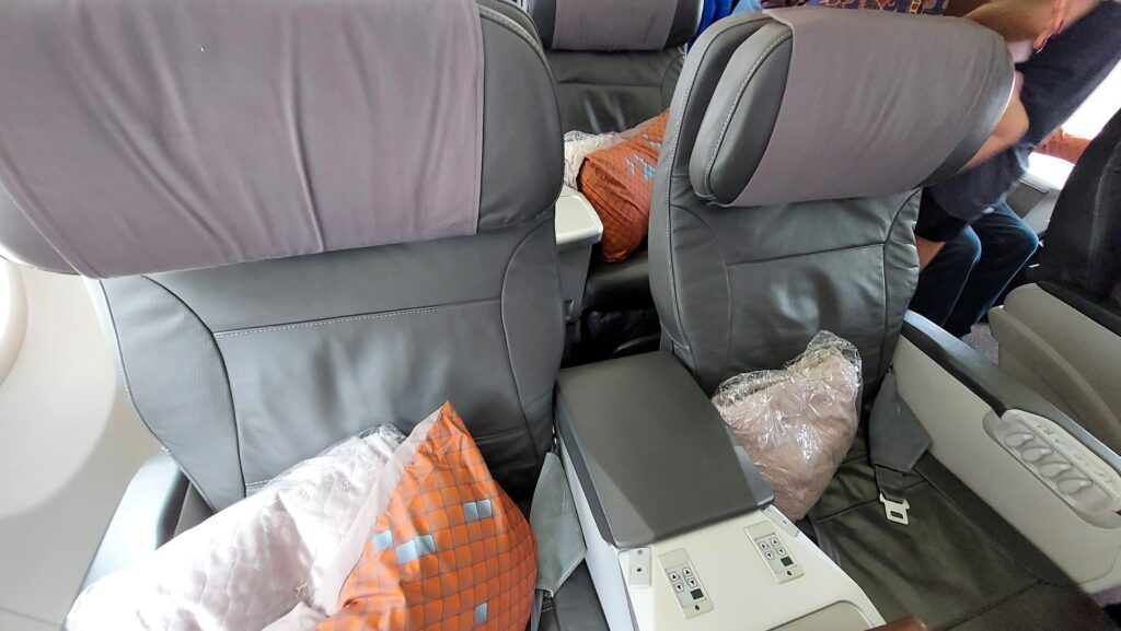 Singapore Airlines' 737 business recliner seats