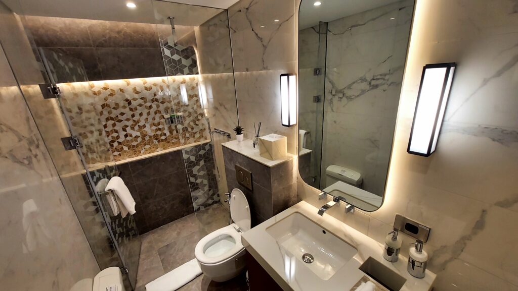 Etihad Business Class Lounge - Showers