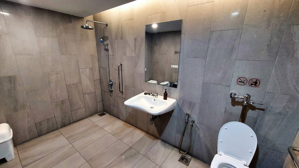 Malaysia Airlines Golden Lounge - Bathroom