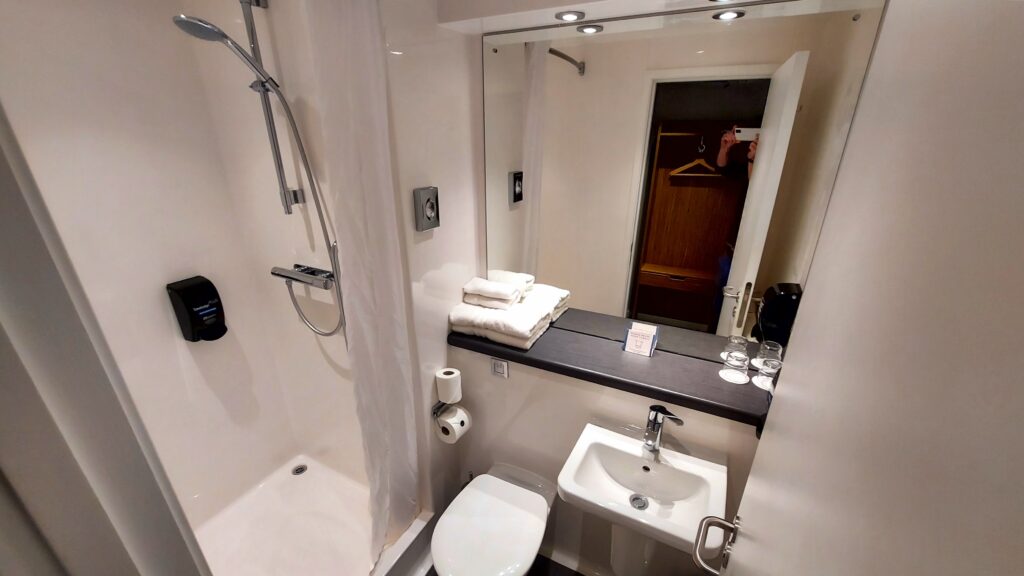 Travelodge Plus Dublin City Centre - Bathroom