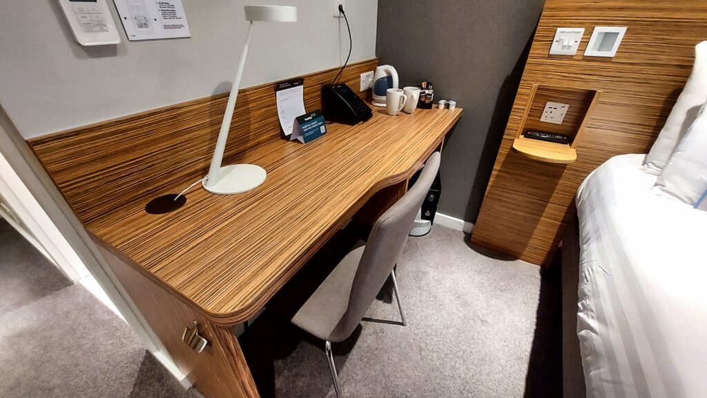Travelodge Plus Dublin City Centre - Room Desk