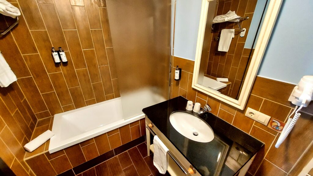 Hotel Gold River - Bathroom