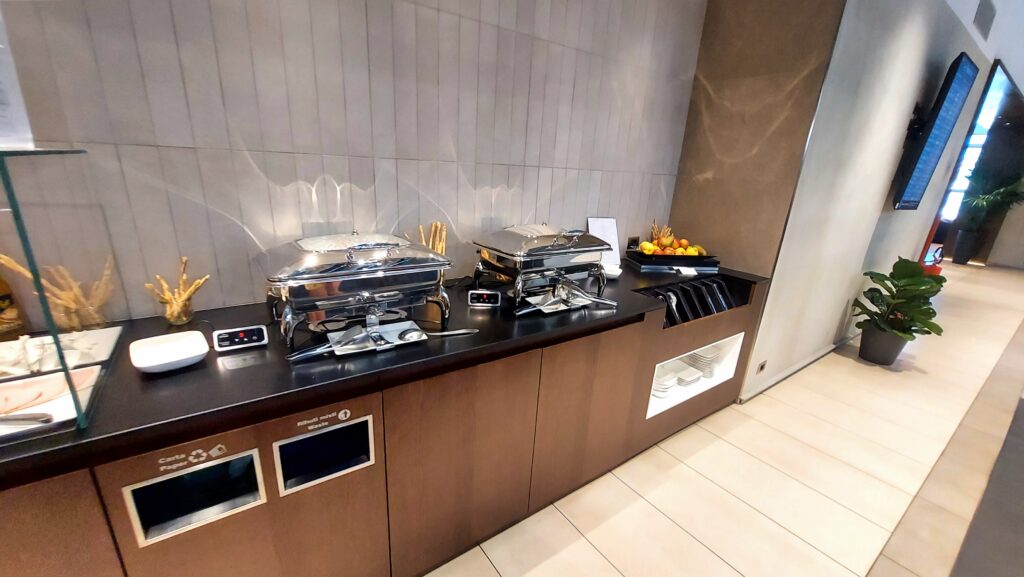 British Airways Lounge Rome - Hot food buffet